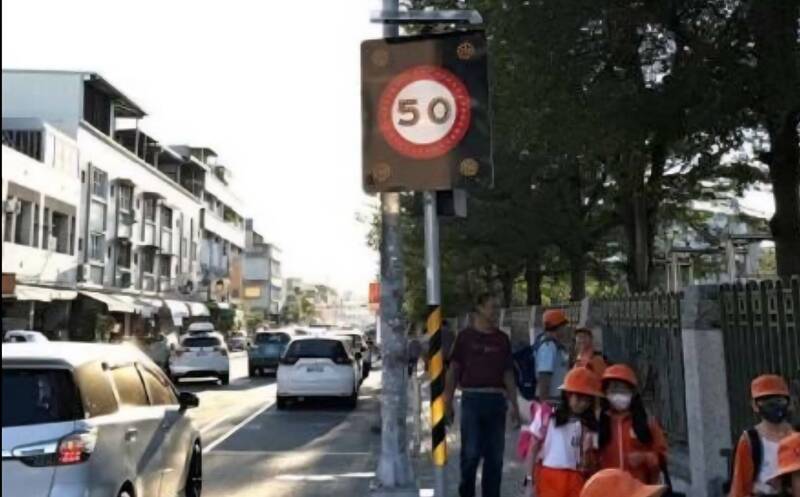 南投縣政府於南投市平和國小設置動態式學區速度管理智慧路標，提升學區交通丹全。（圖由南投縣政府提供）