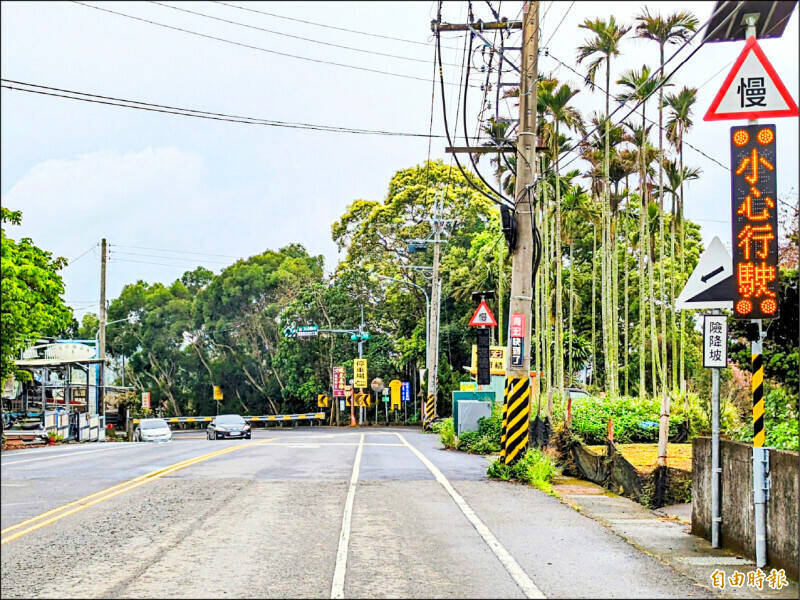 南投縣政府在山道盲彎設置智慧標示預警系統，透過偵測來車，提醒車輛減速。（資料照）
