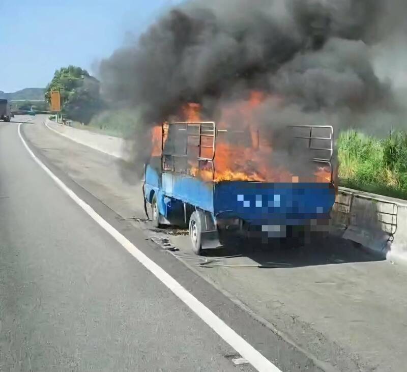 小貨車國道起火燃燒,熊熊烈焰燒成廢鐵。(民眾提供)