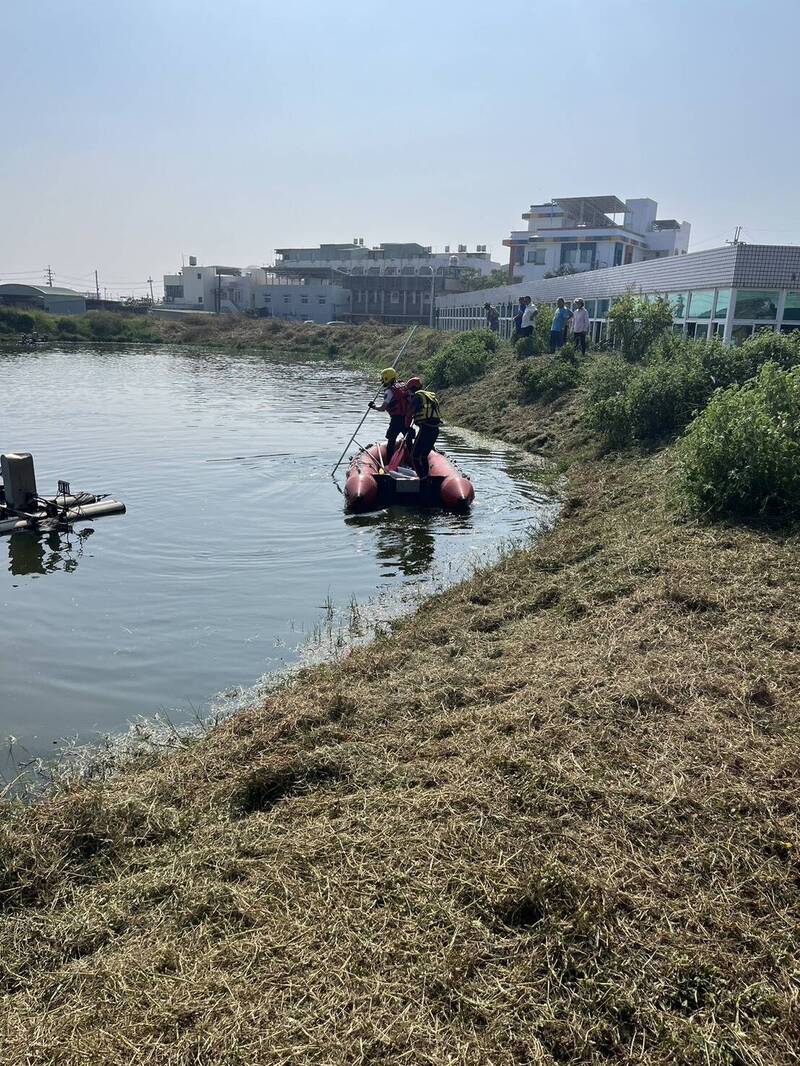 黃姓男子走入岡山一處魚塭「要洗澡」,由於久久不見人影,旁人驚覺有異,趕緊報警求救。(民眾提供)
