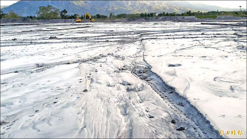花蓮923光復洪災淹沒佛祖街尾大量的農田，原本綠油油的景象如今變成灰白一片。（記者王錦義攝）