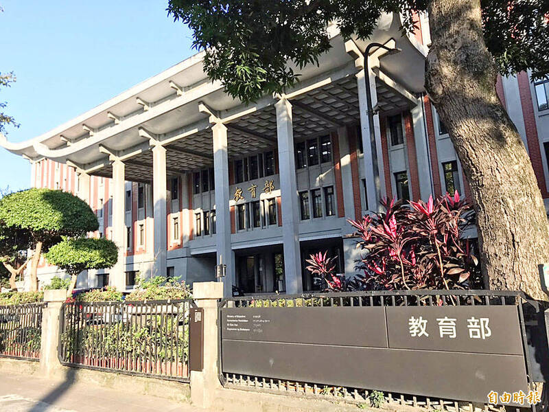 《TAIPEI TIMES》 Students push back on English test graduation policy