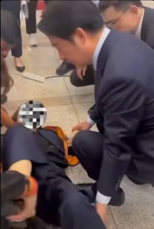 突然有位「獅姐」就在總統賴清德面前昏倒，賴總統立刻成了「賴醫生」進行了簡單的診斷，幸好「獅姐」幾分鐘後醒來，尚無大礙！（圖擷取自臉書影片）