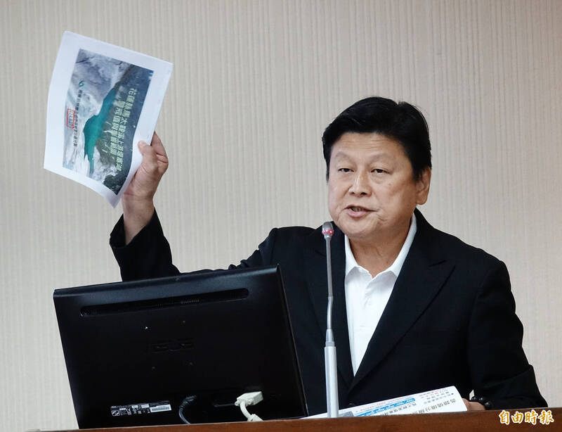 國民黨團總召傅崐萁今日質詢時爆粗口、跳針頻嗆內政部長劉世芳等官員「妳是瞎了嗎」、「裝瞎」。（記者田裕華攝）