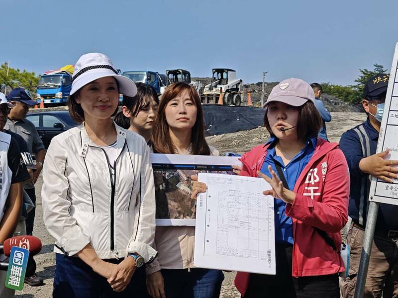 柯志恩（昨）與市議員許采蓁（中）、邱于軒（右），至大坪頂坪北段保護區會勘。（記者葛祐豪翻攝）