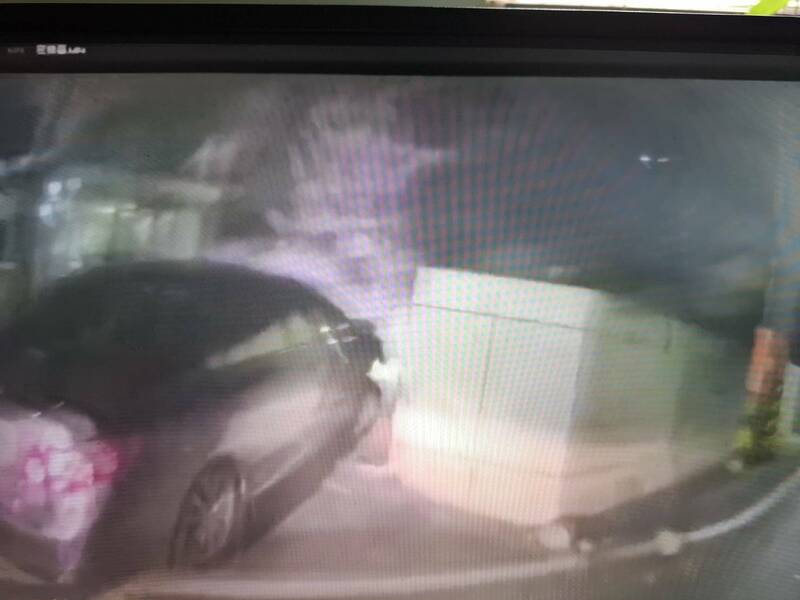 通缉车手许男开车遇警拒检盘查,加速逃逸并自撞围墙。(民众提供) 通缉车手许男开车遇警拒检盘查,加速逃逸并自撞围墙。(民众提供)