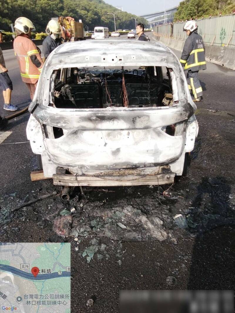 中山高南下林口今天上午七时卅分传出火烧车,驾驶与乘客两人仓皇逃生,幸无大碍,这起车祸造成中山高双向都回堵10余公里,车潮消化中;图为车辆烧成骨架。(记者吴仁捷翻摄) 中山高南下林口今天上午七时卅分传出火烧车,驾驶与乘客两人仓皇逃生,幸无大碍,这起车祸造成中山高双向都回堵10余公里,车潮消化中;图为车辆烧成骨架。(记者吴仁捷翻摄)