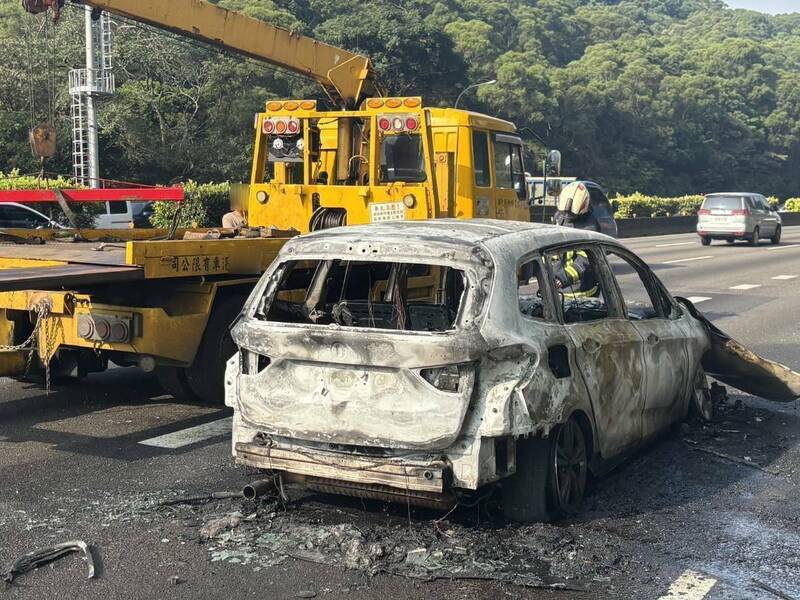 中山高南下林口今天上午七时卅分传出火烧车,驾驶与乘客两人仓皇逃生,幸无大碍,这起车祸造成中山高双向都回堵10余公里,车潮消化中;图为车辆烧成骨架。(记者吴仁捷翻摄) 中山高南下林口今天上午七时卅分传出火烧车,驾驶与乘客两人仓皇逃生,幸无大碍,这起车祸造成中山高双向都回堵10余公里,车潮消化中;图为车辆烧成骨架。(记者吴仁捷翻摄)