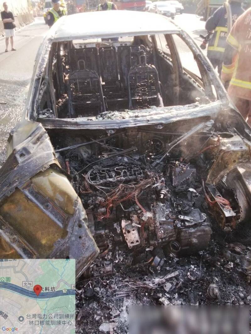 中山高南下林口今天上午七时卅分传出火烧车,驾驶与乘客两人仓皇逃生,幸无大碍,这起车祸造成中山高双向都回堵10余公里,车潮消化中;图为车辆烧成骨架。(记者吴仁捷翻摄) 中山高南下林口今天上午七时卅分传出火烧车,驾驶与乘客两人仓皇逃生,幸无大碍,这起车祸造成中山高双向都回堵10余公里,车潮消化中;图为车辆烧成骨架。(记者吴仁捷翻摄)