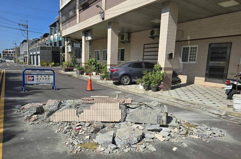 台中太平长亿里永祥街的「彩虹园邸社区」,其中一栋4楼的水泥阳台今天凌晨竟整个坠落,所幸没有砸中人车。(民众提供) 台中太平长亿里永祥街的「彩虹园邸社区」,其中一栋4楼的水泥阳台今天凌晨竟整个坠落,所幸没有砸中人车。(民众提供)