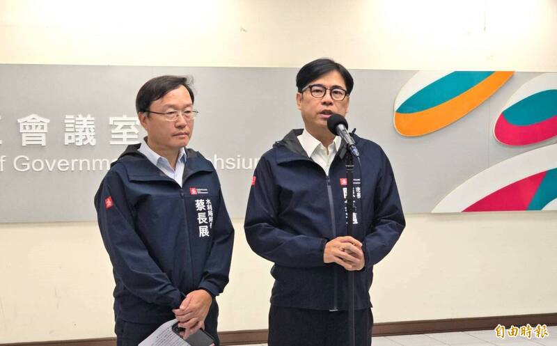 針對大坪頂的污水工程物料暫置場，陳其邁（右）怒批柯志恩一再用不實資料進行政治操作。（記者葛祐豪攝）