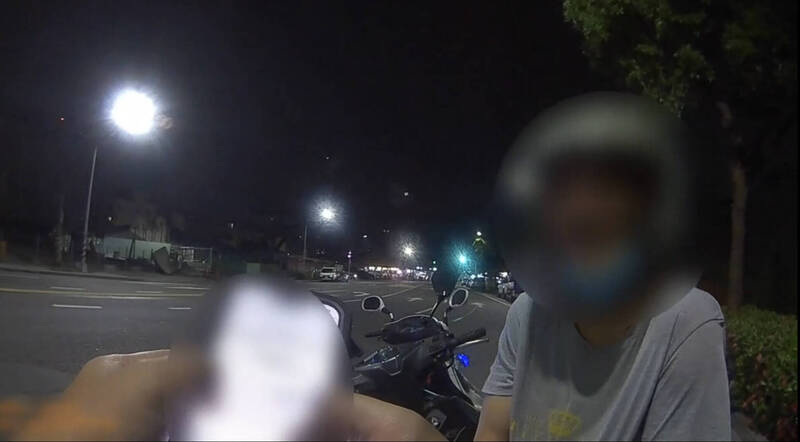 高雄男子深夜闖紅燈被警追攔開罰 違規影片網路瘋傳