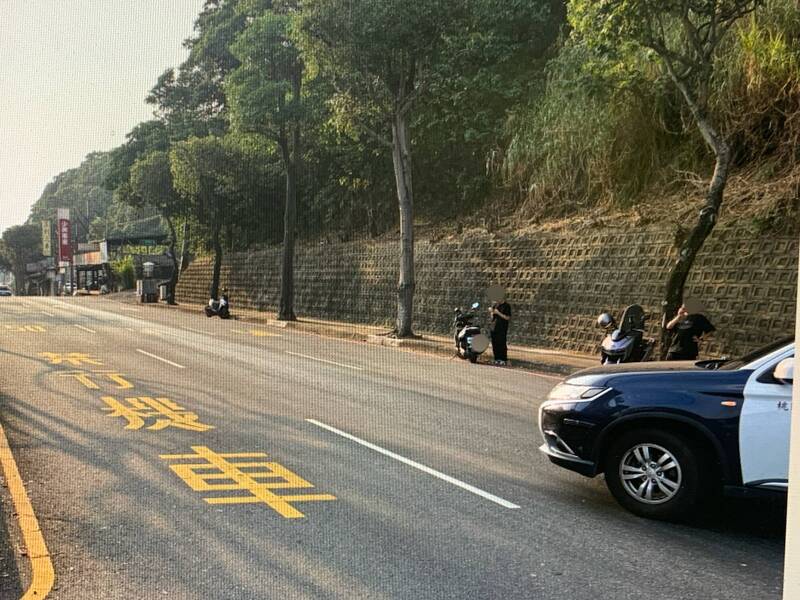 龜山長壽路大貨車滿載貨物卻沿途漏油 3騎士滑倒受傷