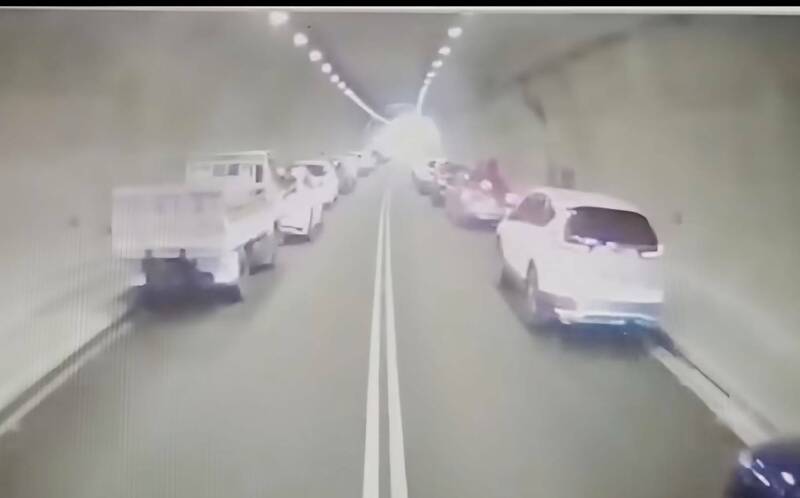 「一右，二分，三中空」！國道火燒車駕駛宛如摩西分海