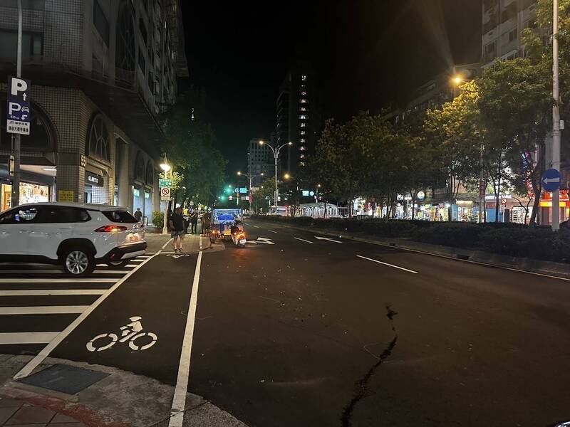 疑天色昏暗A柱擋視線 左轉貨車遭多元計程車追尾