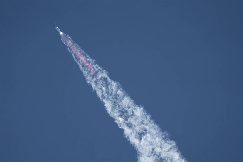 火箭划过天际留下白色烟雾尾迹,SpaceX第11次试飞成功完成预定任务。(法新社) 火箭划过天际留下白色烟雾尾迹,SpaceX第11次试飞成功完成预定任务。(法新社)