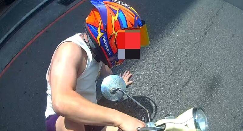曾男连人带机车倒地。(警方提供) 曾男连人带机车倒地。(警方提供)