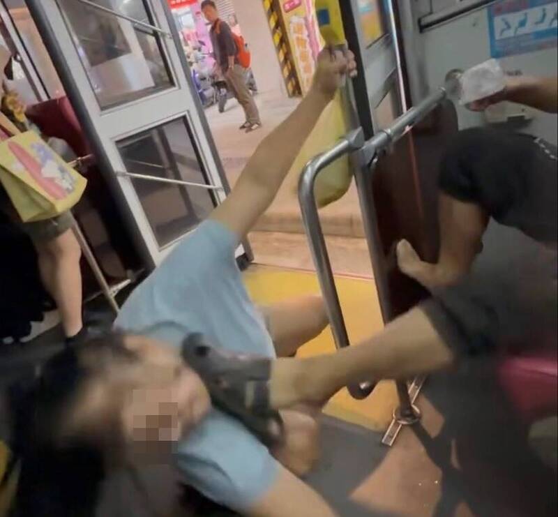 杨翁不甘示弱,脚直接踹向魏妇脸部。(翻摄自Threads) 杨翁不甘示弱,脚直接踹向魏妇脸部。(翻摄自Threads)