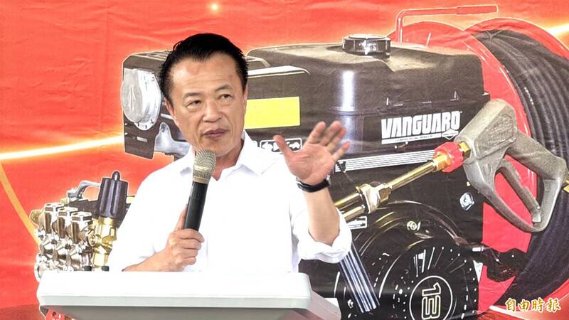 嘉义县长翁章梁感谢企业造福社会的义举。(记者蔡宗勋摄) 嘉义县长翁章梁感谢企业造福社会的义举。(记者蔡宗勋摄)