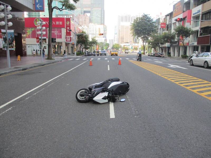 高市80歲老翁與20歲妙齡女路口車禍 雙雙送醫