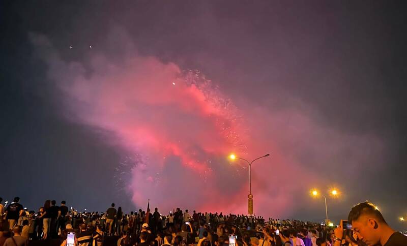 南投建縣首辦雙十節焰火施放，部份民眾不但只看到一片迷溕煙雲，且現現煙霧瀰漫。（謝姓民眾提供）