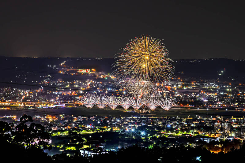 南投雙十焰火施放，民眾若選對地點，仍可拍出不錯焰火畫面。（南投縣政府提供）