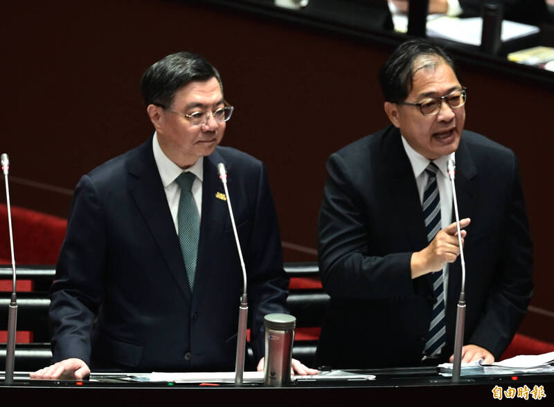 立法院會今進行施政總質詢，行政院長卓榮泰（左）、法務部長鄭銘謙（右）列席備詢。（記者王藝菘攝）