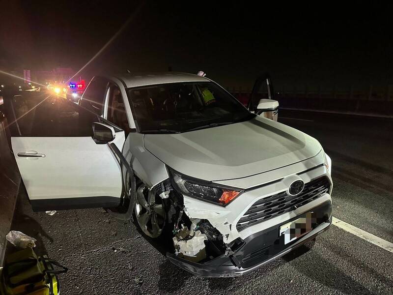 離奇！休旅車國3自撞護欄車流回堵 2傷送醫