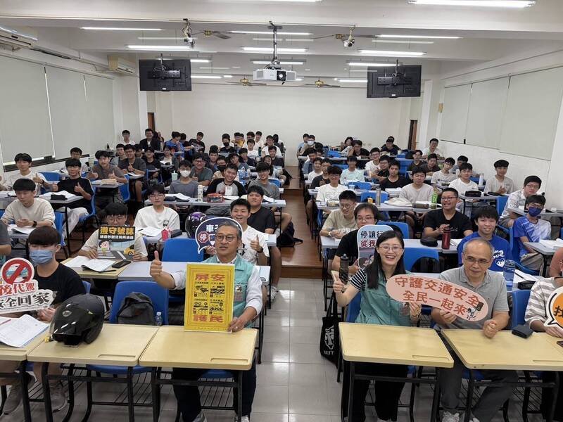 交通队长谢志鸿进入校国对师生进行宣导,并再次播放「毕业证书不该用车祸来换」的实例提醒影片。(警方提供) 交通队长谢志鸿进入校国对师生进行宣导,并再次播放「毕业证书不该用车祸来换」的实例提醒影片。(警方提供)