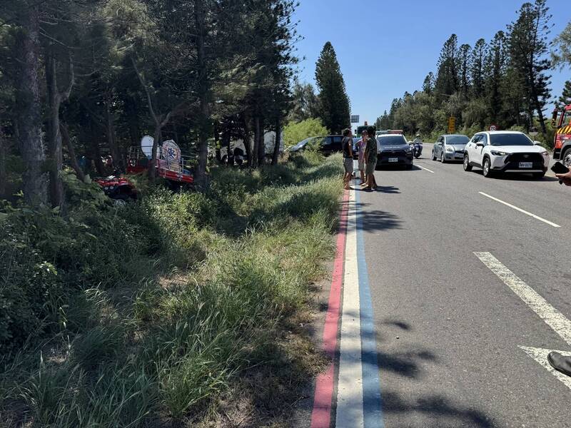 澎湖机场联外道路,发生一起农用搬运车自撞树木车祸。(马公警分局提供) 澎湖机场联外道路,发生一起农用搬运车自撞树木车祸。(马公警分局提供)