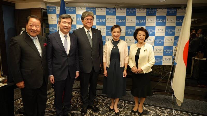 印太战略智库和日本智库「国家基本问题研究所」举办「台日半导体同盟」研讨会,驻日代表李逸洋(左2)、前经济部长王美花(右2)、国基研理事长樱井良子(右1)、众议员萩生田光一(中)、日本中华联合总会名誉总会长詹德薰(左1)等人13日出席欢迎晚宴。(驻日代表处提供) 印太战略智库和日本智库「国家基本问题研究所」举办「台日半导体同盟」研讨会,驻日代表李逸洋(左2)、前经济部长王美花(右2)、国基研理事长樱井良子(右1)、众议员萩生田光一(中)、日本中华联合总会名誉总会长詹德薰(左1)等人13日出席欢迎晚宴。(驻日代表处提供)