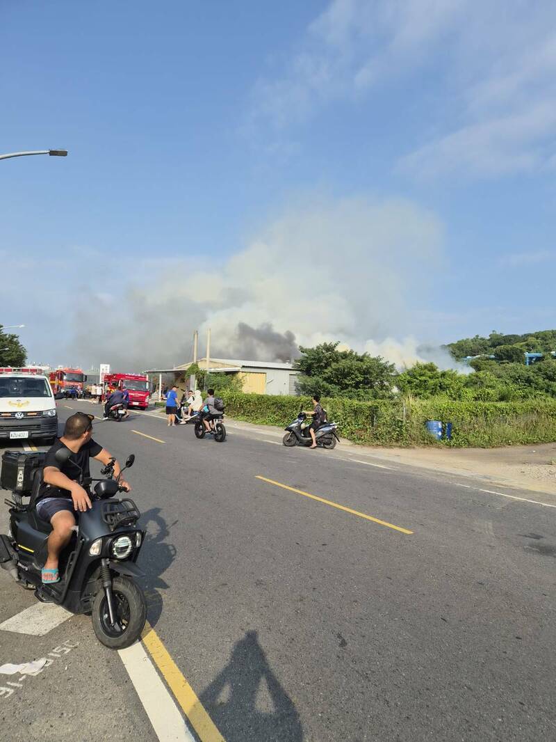 小琉球「中路」傳火警 草叢竄出濃煙