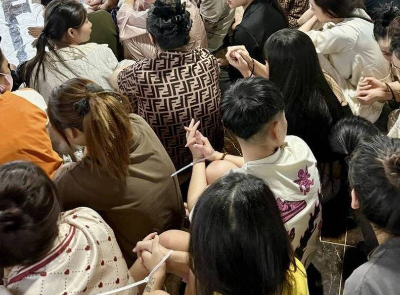 许多南韩人在柬埔寨失踪。图为柬埔寨警方破获诈骗据点。(欧新社) 许多南韩人在柬埔寨失踪。图为柬埔寨警方破获诈骗据点。(欧新社)