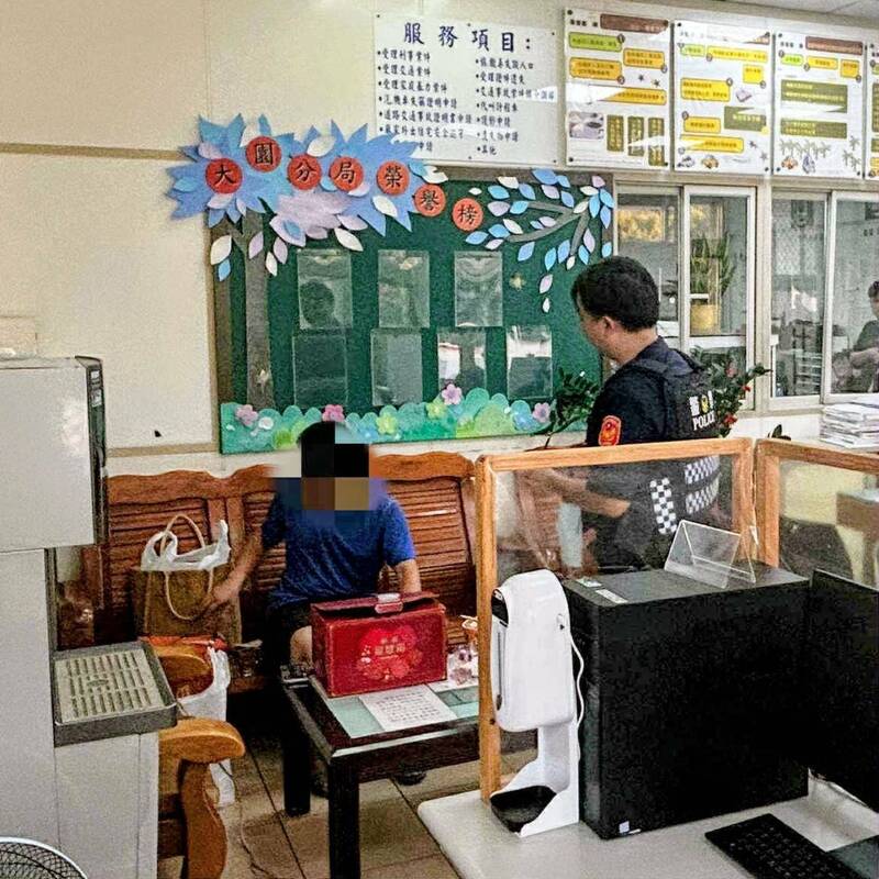 北漂到桃园工作的何姓男子因失业申请救助未果,心情低落在街头咆哮,警方将他带回安抚。(记者余瑞仁翻摄) 北漂到桃园工作的何姓男子因失业申请救助未果,心情低落在街头咆哮,警方将他带回安抚。(记者余瑞仁翻摄)