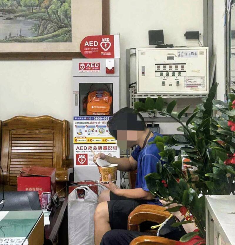员警将心情低落的何姓男子带回警所,暖心提供泡面让他先行果腹,并帮他联系安排打工机会。(记者余瑞仁翻摄) 员警将心情低落的何姓男子带回警所,暖心提供泡面让他先行果腹,并帮他联系安排打工机会。(记者余瑞仁翻摄)