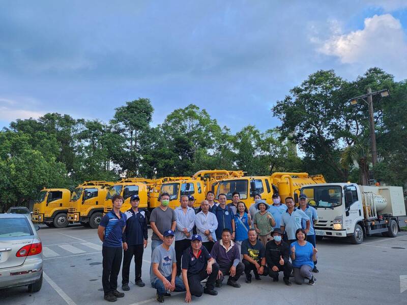 二度馳援光復災區 苗栗縣這次派出清溝車、消毒灑水車