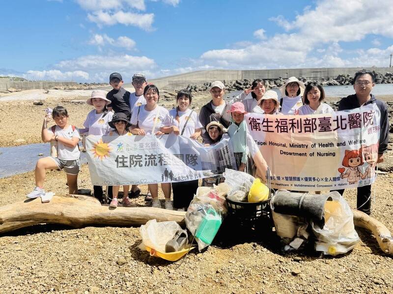 臺北醫院護理師響應淨灘  護病也護海岸線！