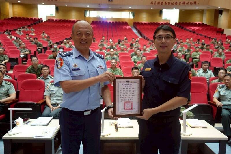 陆军专科学校举办防诈讲座提升官兵识诈能力。(桃警提供) 陆军专科学校举办防诈讲座提升官兵识诈能力。(桃警提供)