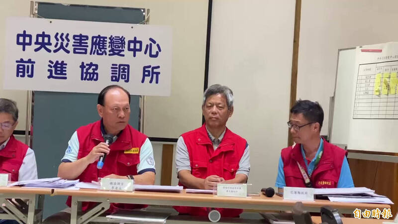 中央災害應變中心前進協調所今早舉行第39次工作會報後記者會，對於媒體提問縣府官員退救災專案群組的問題，縣府行研處回應說行政院政委、總協調官季連成要求還在救災期間，怎麼可以說退群就退。（記者洪臣宏攝）