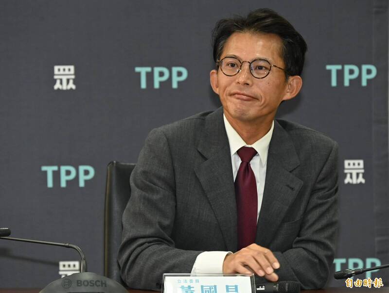 民眾黨主席黃國昌捲入養狗仔醜聞，今日又遭週刊爆料還擁有一批「駭客志工團」；黃國昌受訪時回應：「我必須要說，簡直是莫名其妙，徹底的莫名其妙」。（記者劉信德攝）