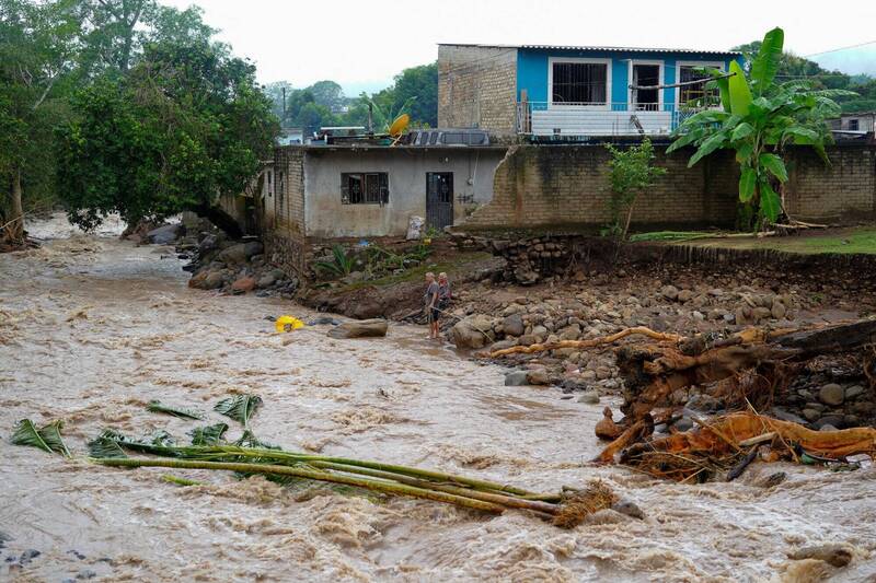 墨西哥中部與東部地區近期慘遭洪災侵襲，造成至少64人死亡，另有65人失蹤，超過10萬戶家庭受影響。（路透）