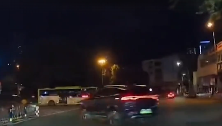 悚！中國男子駕車暴衝撞飛路人 釀2死3傷