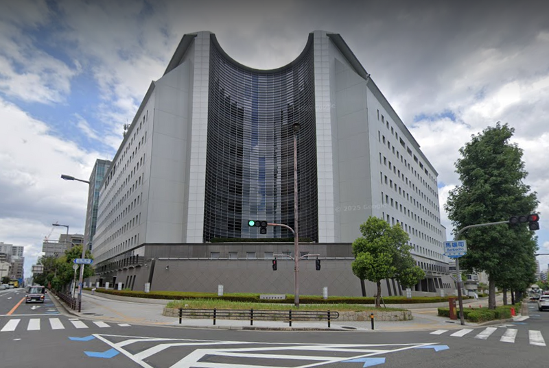 日本大阪府八尾市86岁老翁,和81岁妻子发生口角后竟将其勒毙。大阪府警察本部示意图。(图撷自Google街景) 日本大阪府八尾市86岁老翁,和81岁妻子发生口角后竟将其勒毙。大阪府警察本部示意图。(图撷自Google街景)