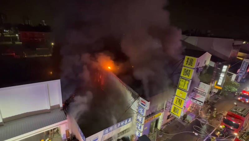 台南市仁德区大同路3段一处连栋铁皮工厂凌晨火警,火势直到清晨5时许才扑灭,2人获救,其中1人送医。(记者刘婉君翻摄) 台南市仁德区大同路3段一处连栋铁皮工厂凌晨火警,火势直到清晨5时许才扑灭,2人获救,其中1人送医。(记者刘婉君翻摄)