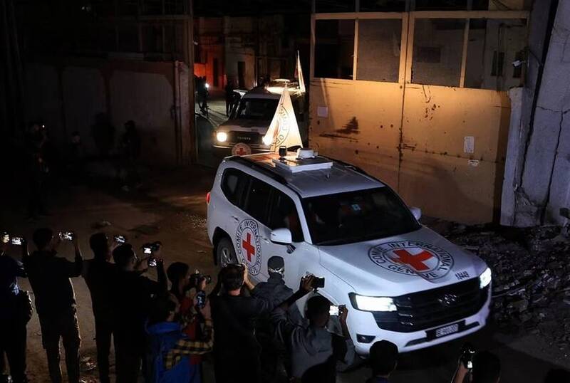 红十字会(Red Cross)车队周二在加萨市运送已故人质的遗体。为施压哈玛斯加速归还人质遗体,以色列威胁将加萨援助物资削减一半,使停火协议面临挑战。(路透) 红十字会(Red Cross)车队周二在加萨市运送已故人质的遗体。为施压哈玛斯加速归还人质遗体,以色列威胁将加萨援助物资削减一半,使停火协议面临挑战。(路透)