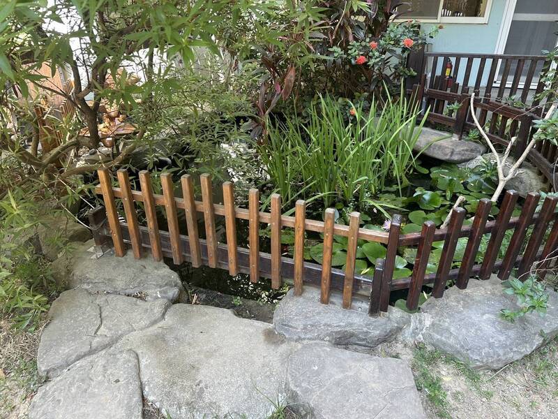 新竹县一家私立托婴中心8日发生1名1岁9个月的女童,掉入园内生态池抢救后送医仍不幸溺毙的憾事。(民众提供) 新竹县一家私立托婴中心8日发生1名1岁9个月的女童,掉入园内生态池抢救后送医仍不幸溺毙的憾事。(民众提供)