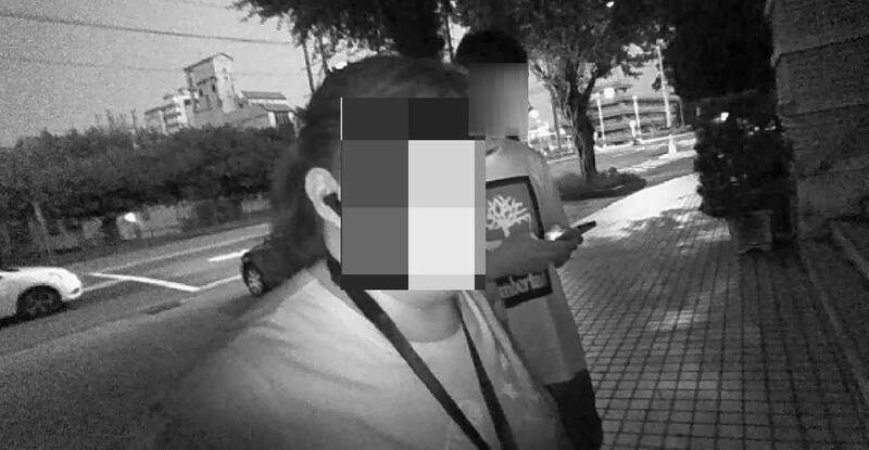 台中警方发现疑似诈骗的投资理财社团,由员警假装是新手加入后,对方果然要求交付20万元获取「内线资讯」,面交时当场逮获取款的郑姓女车手(左)。(记者陈建志翻摄) 台中警方发现疑似诈骗的投资理财社团,由员警假装是新手加入后,对方果然要求交付20万元获取「内线资讯」,面交时当场逮获取款的郑姓女车手(左)。(记者陈建志翻摄)