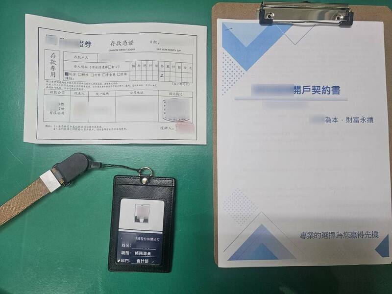 警方逮获郑姓女车手,当场查获存款凭证、开户企画书等证物。(记者陈建志翻摄) 警方逮获郑姓女车手,当场查获存款凭证、开户企画书等证物。(记者陈建志翻摄)