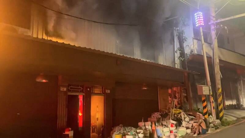 桃园区龙门街1处2层楼民宅,15日凌晨0点50分发生火警,火势瞬间延烧吞噬整栋民宅。(记者郑淑婷翻摄) 桃园区龙门街1处2层楼民宅,15日凌晨0点50分发生火警,火势瞬间延烧吞噬整栋民宅。(记者郑淑婷翻摄)