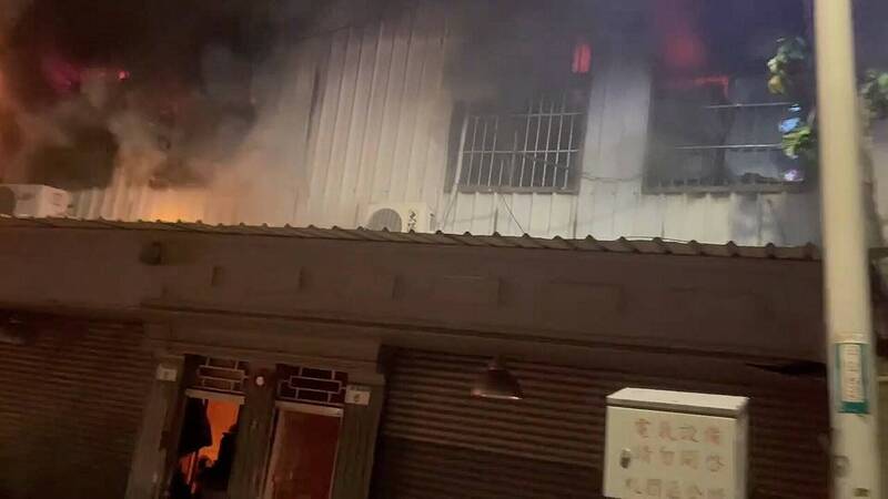 桃园区龙门街1处2层楼民宅,15日凌晨0点50分发生火警,火势瞬间延烧吞噬整栋民宅。(记者郑淑婷翻摄) 桃园区龙门街1处2层楼民宅,15日凌晨0点50分发生火警,火势瞬间延烧吞噬整栋民宅。(记者郑淑婷翻摄)